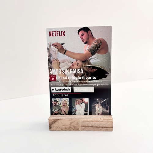 Placa personalizable tipo portada de NETFLIX con peana de madera